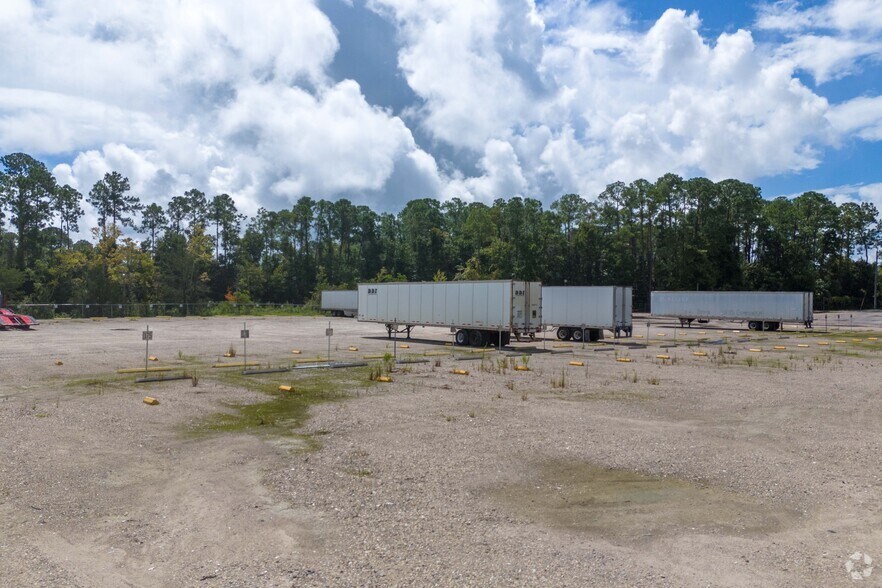 More Photos Of 139 Eastport Rd, Jacksonville Office For Lease