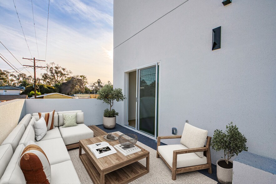 More Photos Of 2404 S Cochran Ave, Los Angeles Apartments For Sale
