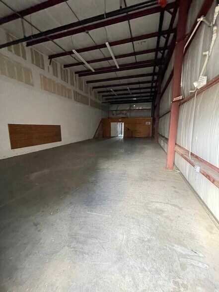 More Photos Of 6618-6628 26th Ct E, Sarasota Warehouse For Lease
