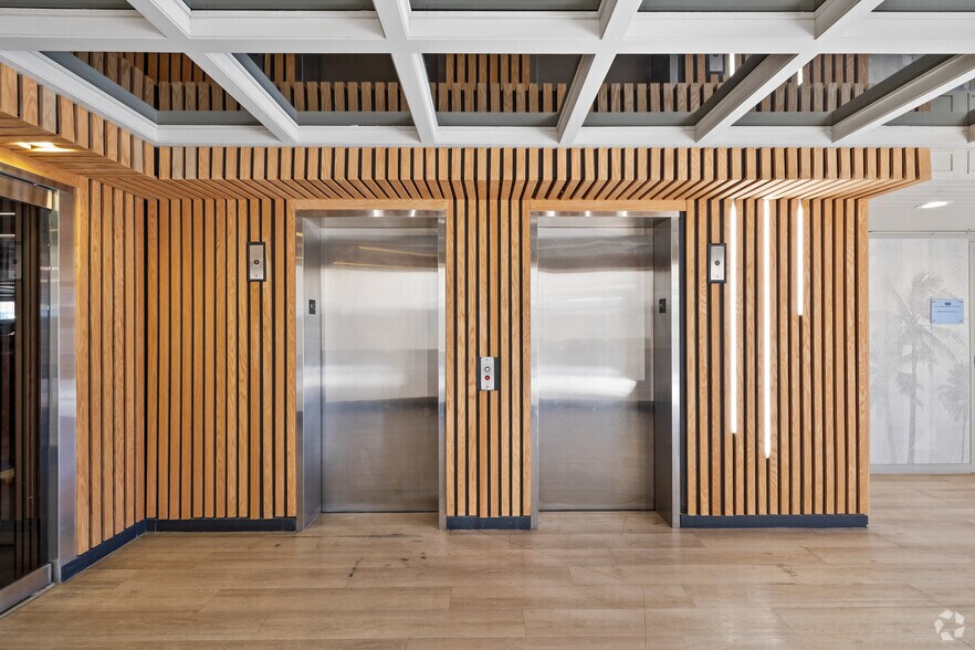 More Photos Of 22801 Ventura Blvd, Woodland Hills Office For Lease