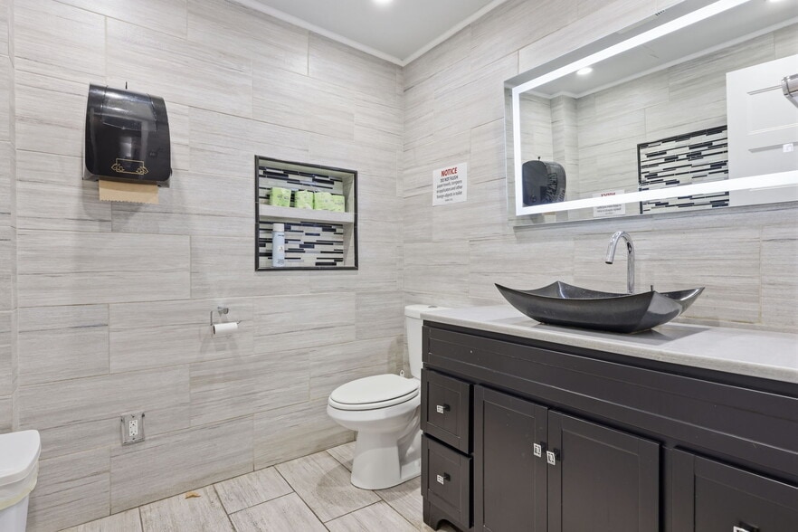 More Photos Of 17 Sweetmans Ln, Manalapan Township Freestanding For Lease