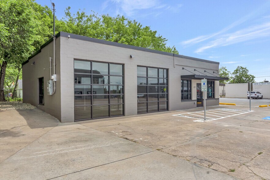 More Photos Of 135 S Main St, Keller General Retail For Sale