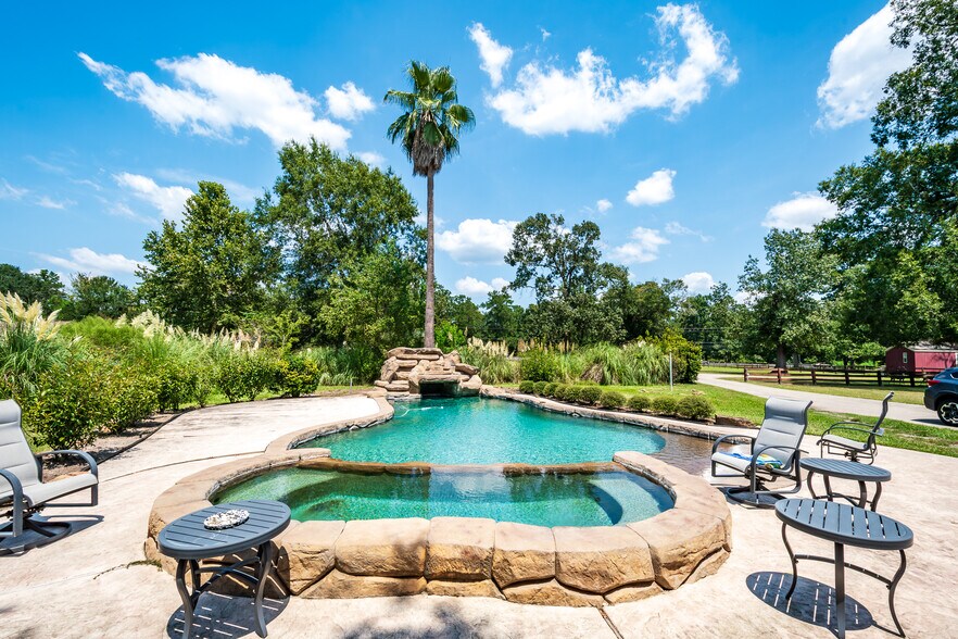 More Photos Of 16410 FM 1485 Rd, Conroe Veterinarian Kennel For Sale