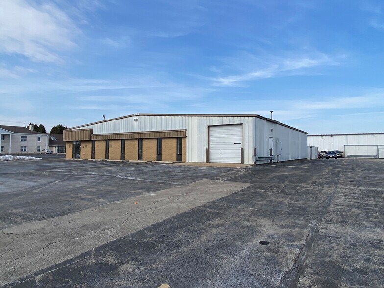Primary Photo Of 1044 Parkview Rd, Green Bay Manufacturing For Lease