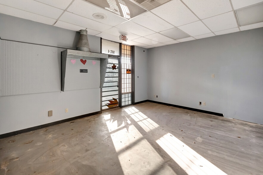 More Photos Of 104 Teakwood Dr, Victoria Medical For Sale