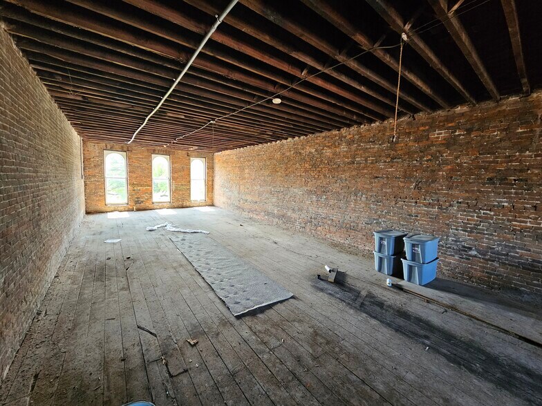 More Photos Of 124 Main St, Vincennes Office For Sale