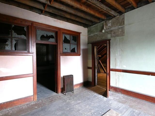 More Photos Of 808 Oak St, Calumet Office For Sale