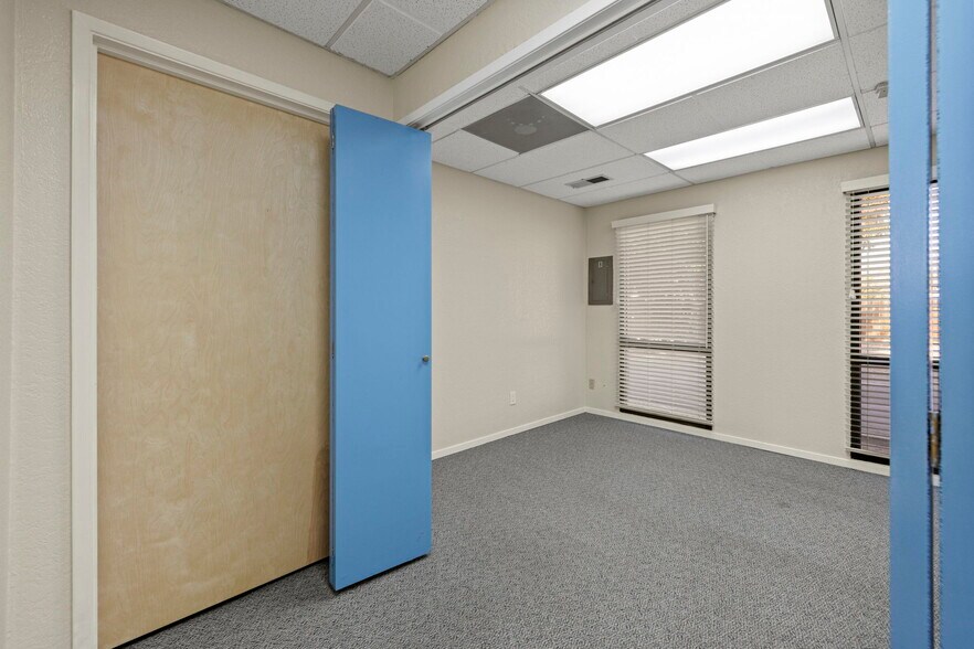 More Photos Of 1606 W Mineral King Ave, Visalia Office For Sale