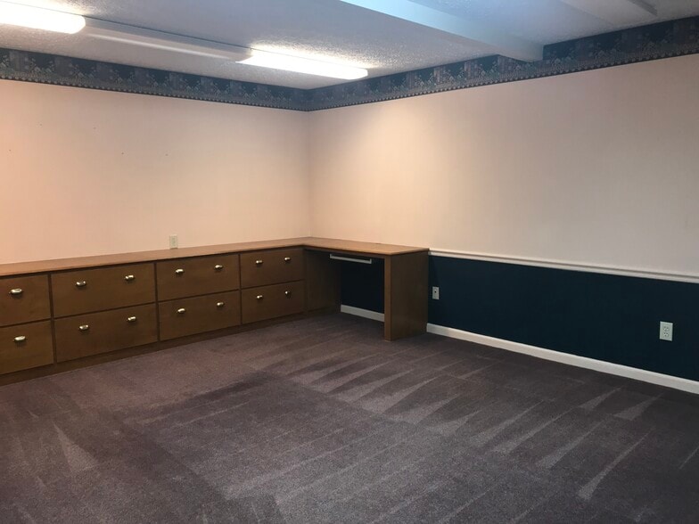 More Photos Of 1141 Cochran Hwy, Eastman Showroom For Sale