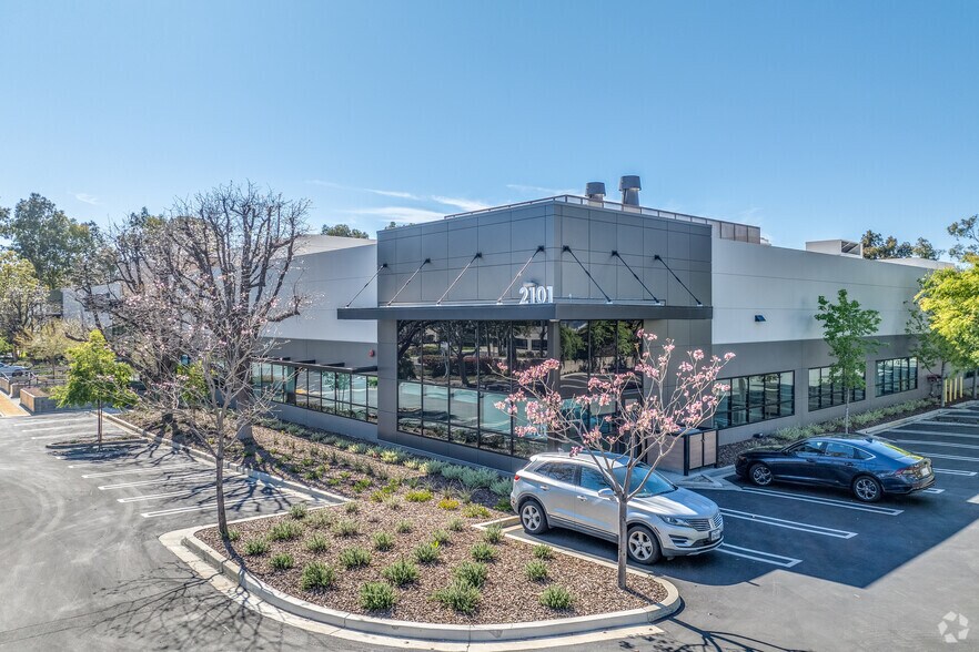 More Photos Of 2101 Corporate Center Dr, Thousand Oaks Research And Development For Lease