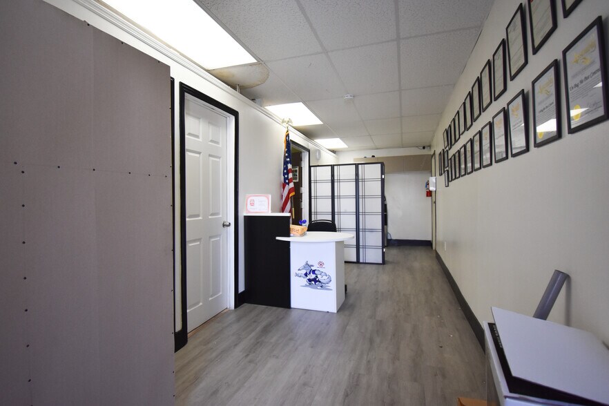 More Photos Of 20200 Saticoy St, Winnetka Storefront Retail Office For Lease