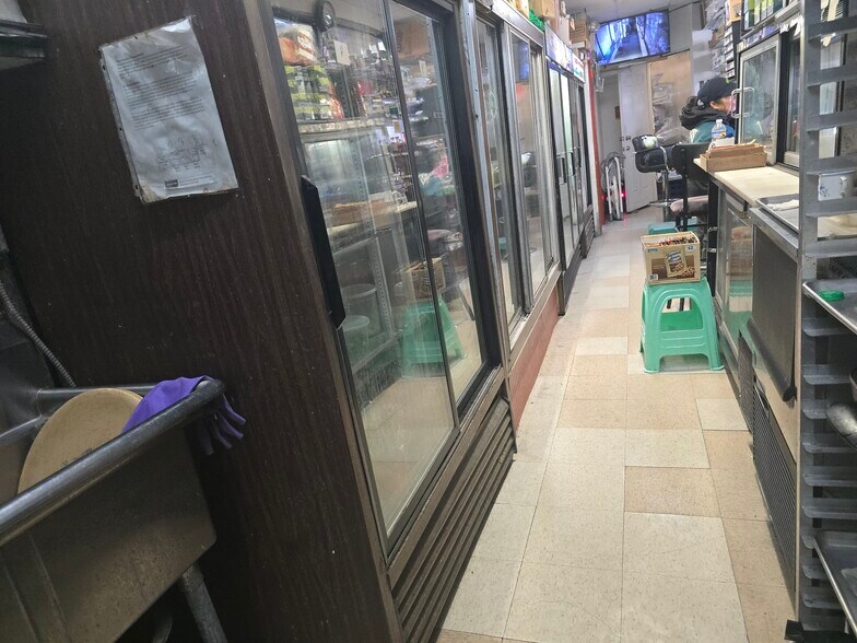 More Photos Of 6001 Upland St, Philadelphia Storefront For Lease