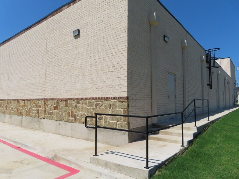 More Photos Of 1824 N Hampton Rd, DeSoto Storefront Retail Office For Lease