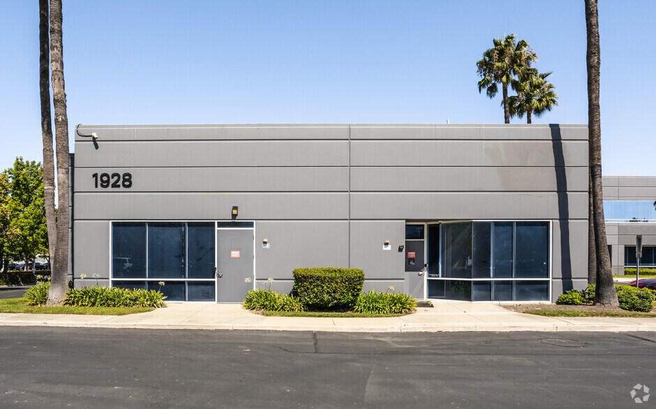 More Photos Of 1932 E Deere Ave, Santa Ana Unknown For Lease