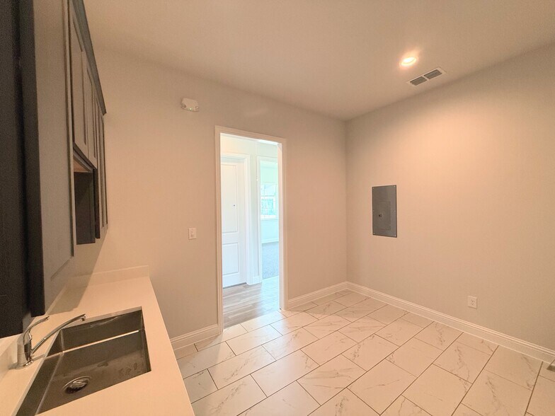 More Photos Of 6000 Alma Rd, McKinney Unknown For Lease