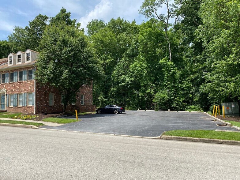 More Photos Of 107 Chesley Dr, Media Office For Sale