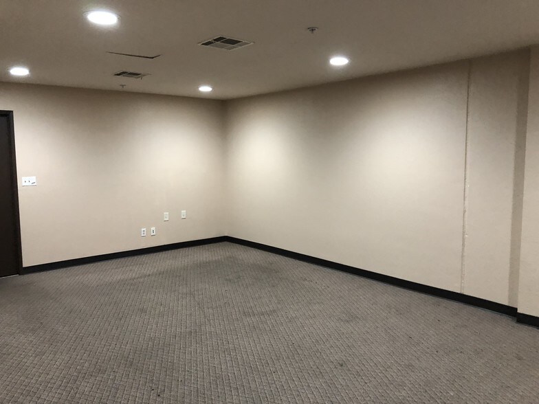 More Photos Of 1250 Railroad St, Corona Warehouse For Lease