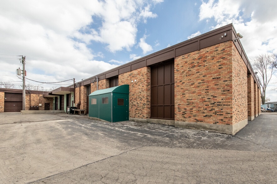 More Photos Of 110 S River Rd, Des Plaines Warehouse For Lease