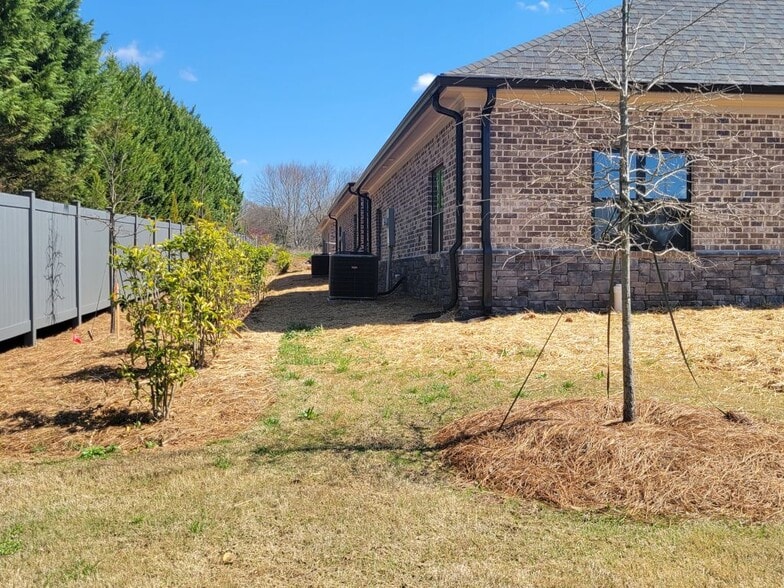 More Photos Of 1060 Garland Dr, Bogart Office For Lease