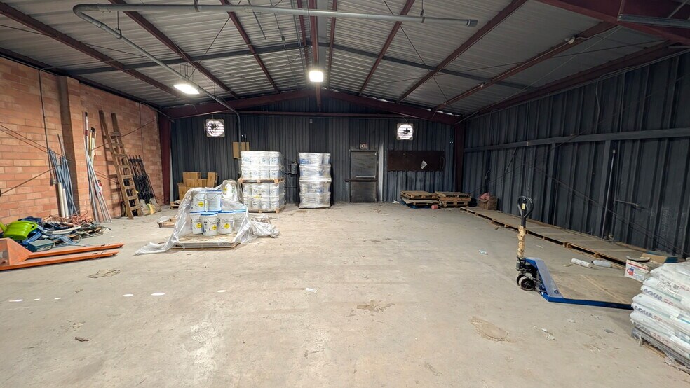 More Photos Of 10855 N I-35 Fwy, San Antonio Service For Lease