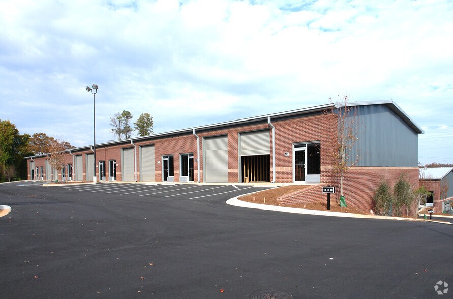 More Photos Of 1815 Hembree Rd, Alpharetta Light Distribution For Lease