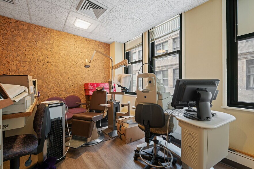 More Photos Of 50 E Washington St, Chicago Office For Sale