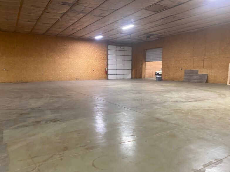 More Photos Of 4193 N Englewood Dr, Indianapolis Warehouse For Sale