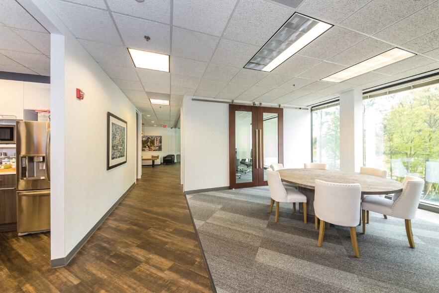 More Photos Of 5871 Glenridge Dr NE, Atlanta Office For Lease