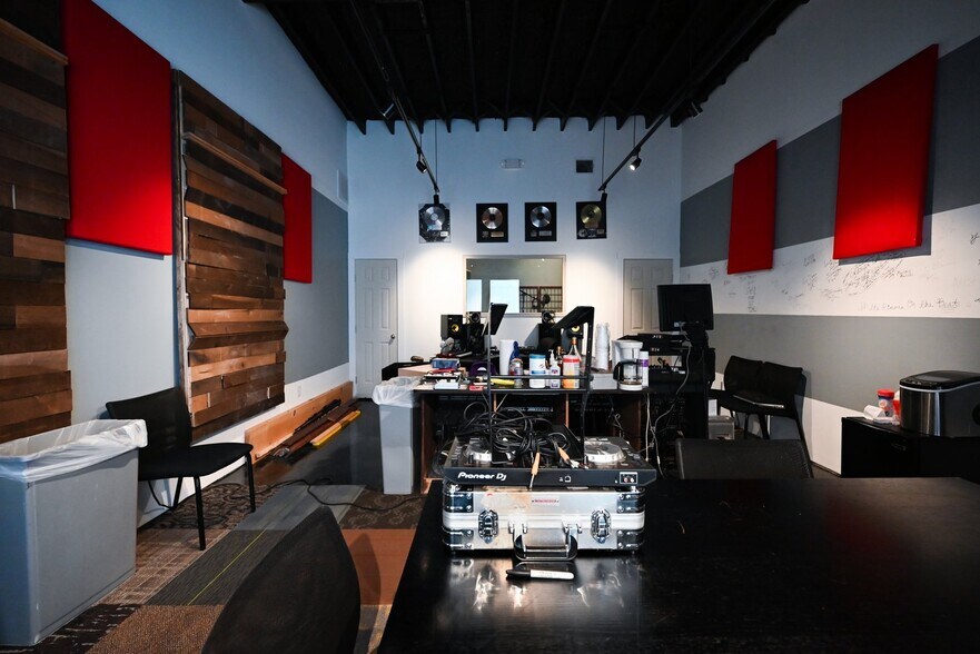 More Photos Of 1919 N Main St, Houston Storefront Retail Office For Lease