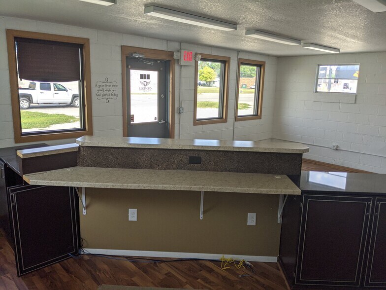 More Photos Of 250 S Kinzie Ave, Bradley Flex For Sale