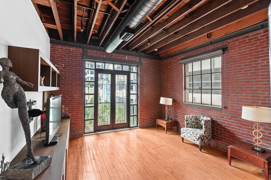 More Photos Of 1121 E Twiggs St, Tampa Office For Sale