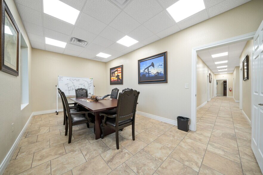 More Photos Of 200 N Yule Ave, Charlotte Office For Sale