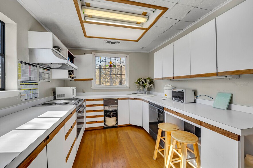 More Photos Of 808 W Abram St, Arlington Freestanding For Sale