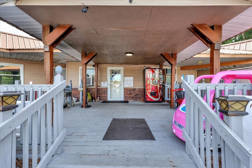 More Photos Of 1295 IL-16, Shelbyville Hotel For Sale
