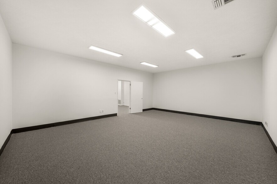 More Photos Of 4229 Bellaire Blvd, Houston Warehouse For Lease