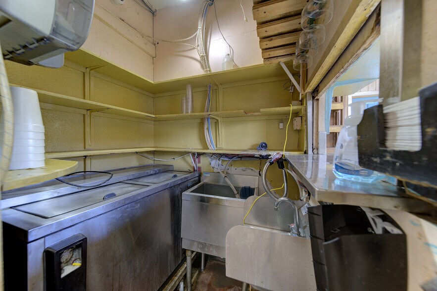 More Photos Of 600 S Dixie Hwy W, Pompano Beach Restaurant For Sale