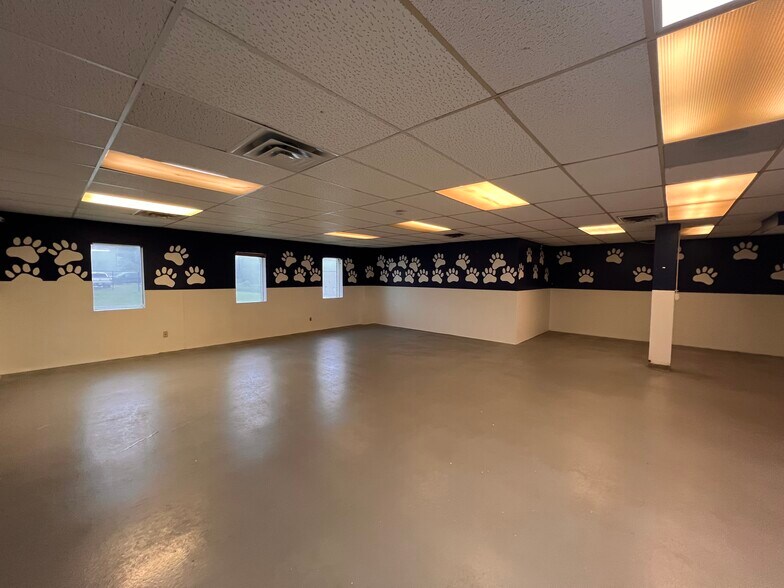 More Photos Of 2025 Rice St, Roseville Service For Sale