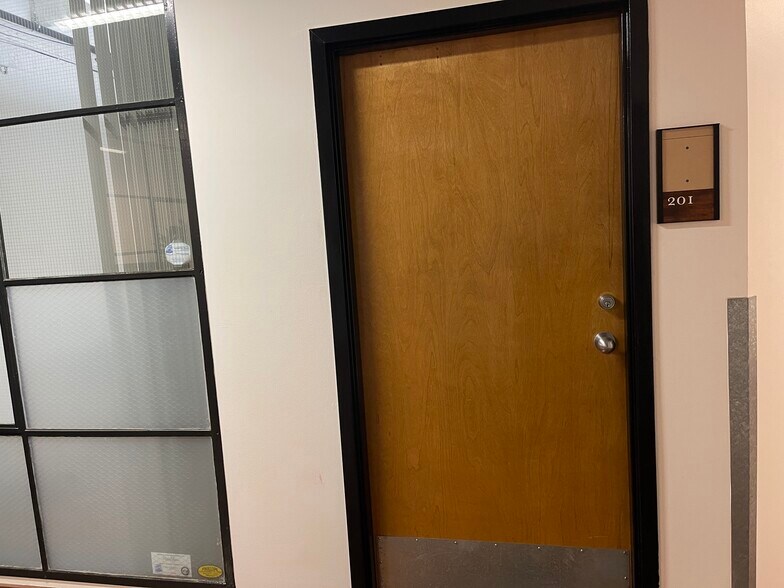 More Photos Of 1231 NW Hoyt St, Portland Loft Creative Space For Lease