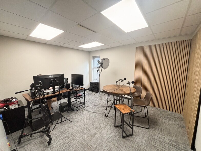 More Photos Of 3171 E Sunshine St, Springfield Office Residential For Lease