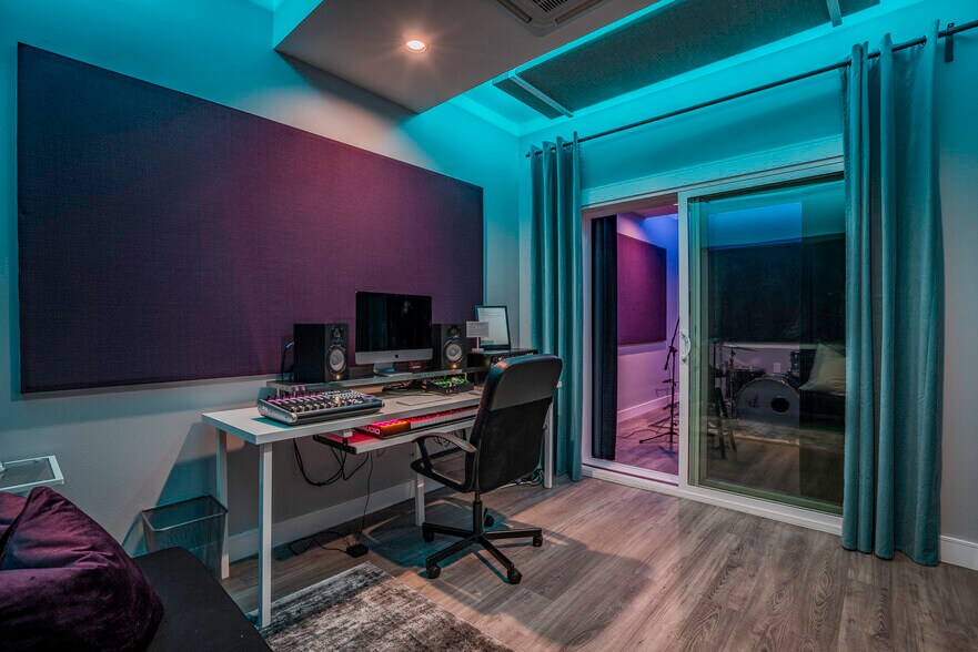 More Photos Of 3809 W Burbank Blvd, Burbank Loft Creative Space For Lease