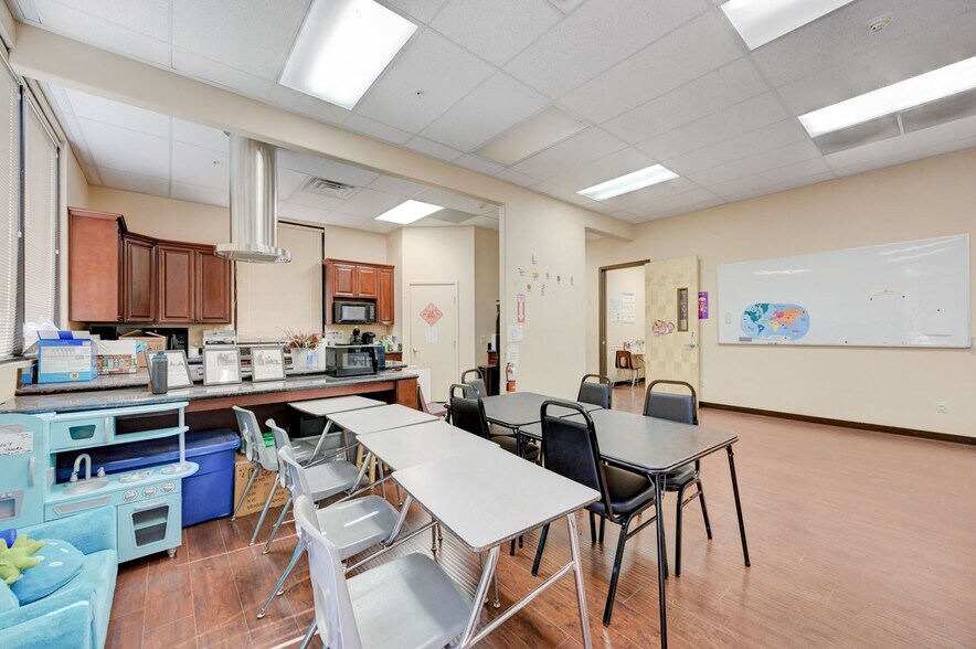 More Photos Of 6284 Spring Mountain Rd, Las Vegas Office For Sale