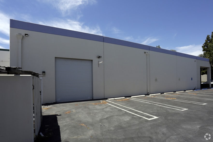 More Photos Of 5672 Buckingham Dr, Huntington Beach Warehouse For Lease