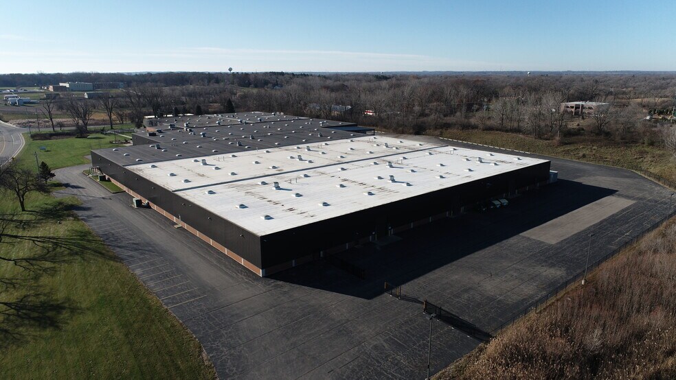 More Photos Of 3001 N Darrell Rd, Island Lake Manufacturing For Lease