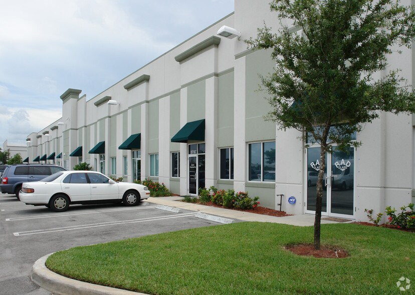 More Photos Of 2721-2737 NW 19th St, Pompano Beach Warehouse For Lease