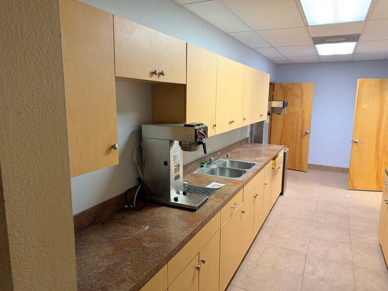 More Photos Of 7491 Ulmerton Rd, Largo Medical For Lease