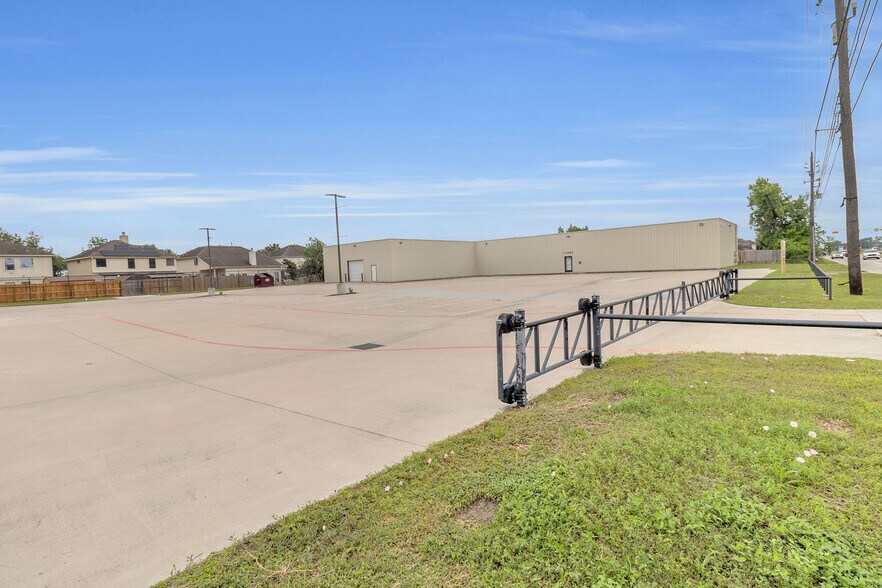More Photos Of 11930 Bammel North Houston Rd, Houston Warehouse For Lease