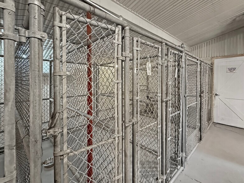 More Photos Of 1331 W Main St, Sterling Veterinarian Kennel For Sale