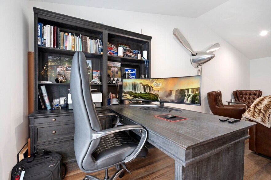 More Photos Of 612 N Lakeshore Dr, Ludington Hotel For Sale