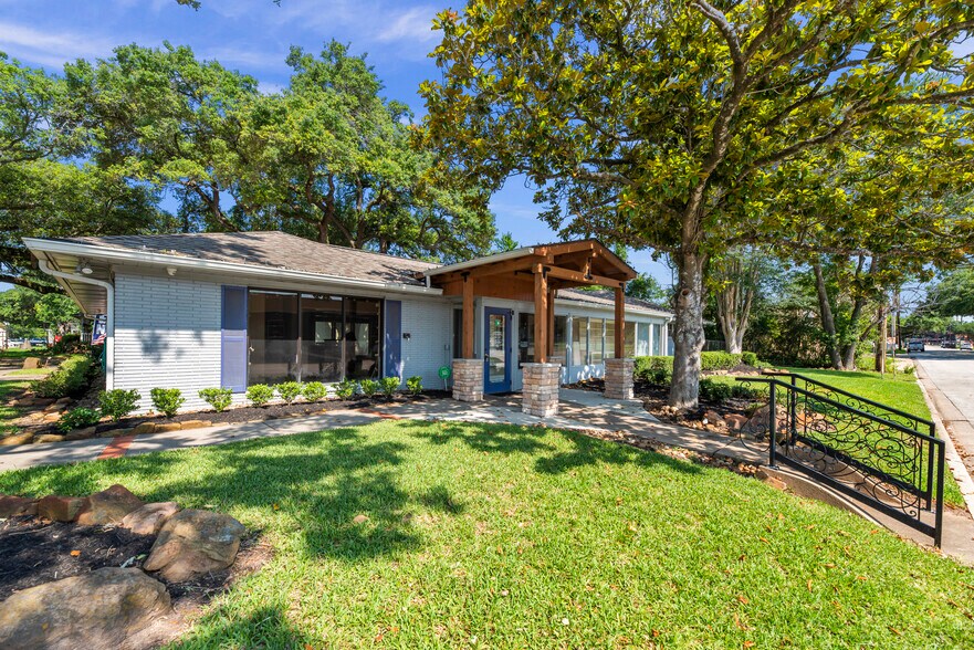 More Photos Of 1001 Avenue B, Katy Storefront Retail Office For Lease