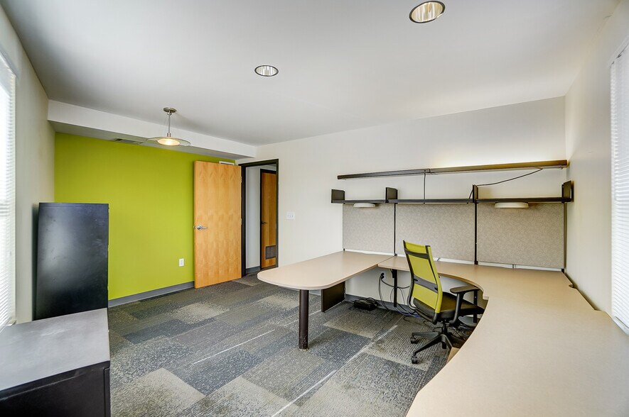 More Photos Of 3925-3927 Brotherton Rd, Cincinnati Office For Sale
